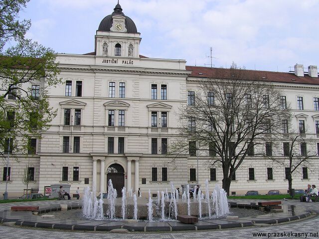 Fontána "Propadliště času" před Justičním palácem