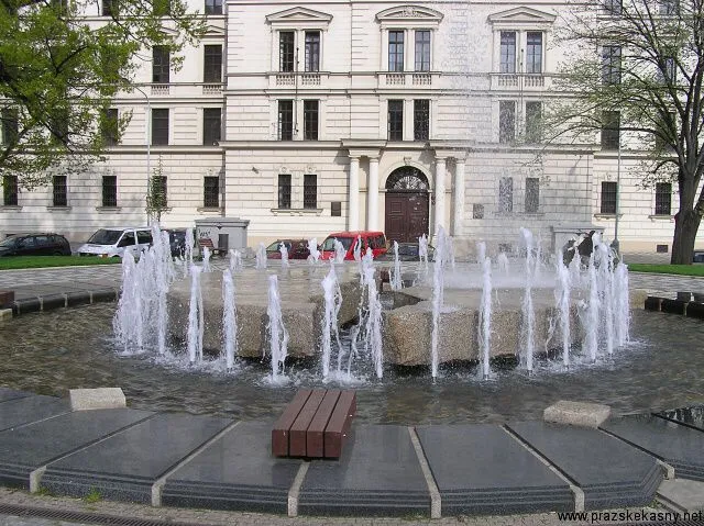 Fontána "Propadliště času" před Justičním palácem