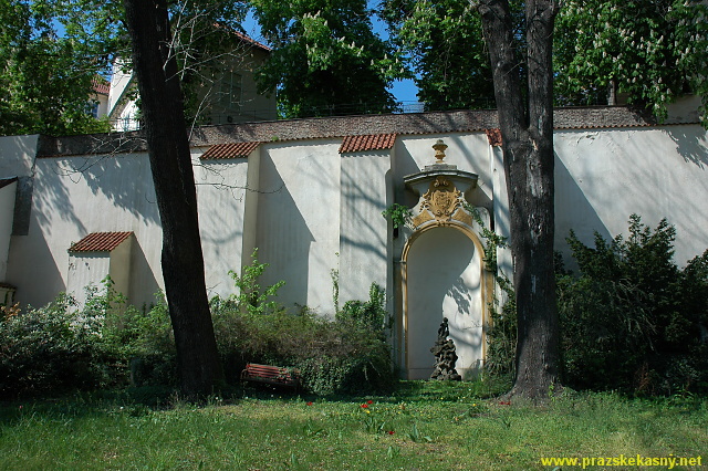 Kašna s putti v zahradě paláce Schützenů