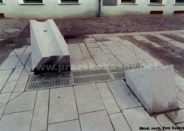 Pítka u stanice metra Křižíkova