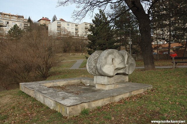 Fontána s plastikou Vlna