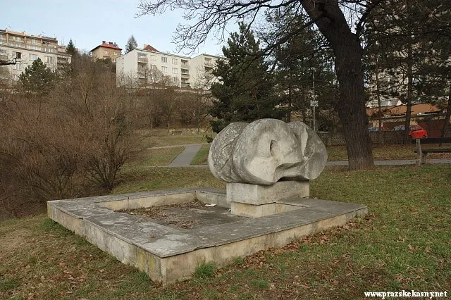 Fontána s plastikou Vlna