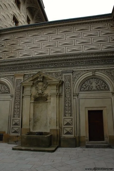 Kašna v nádvoří Schwarzenberského paláce