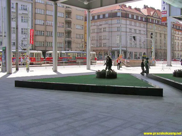 Fontána před vstupem do Paláce Flóra
