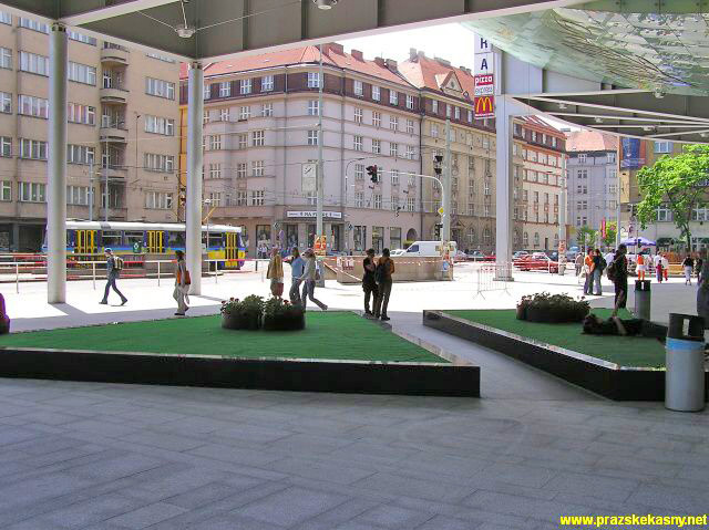Fontána před vstupem do Paláce Flóra