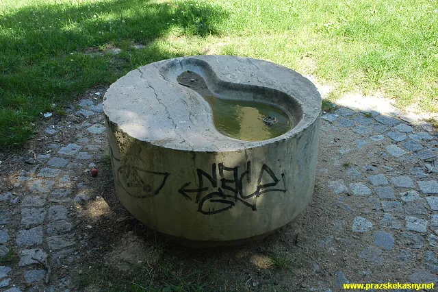 Pítko ve vnitrobloku činžovních domů