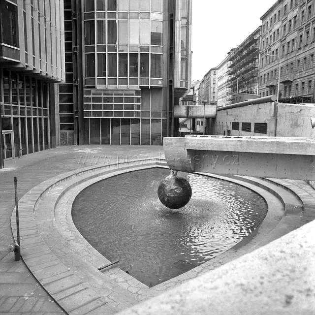 Betonová fontána za administrativní budovou