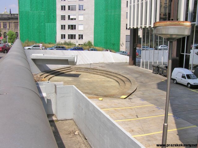 Betonová fontána za administrativní budovou