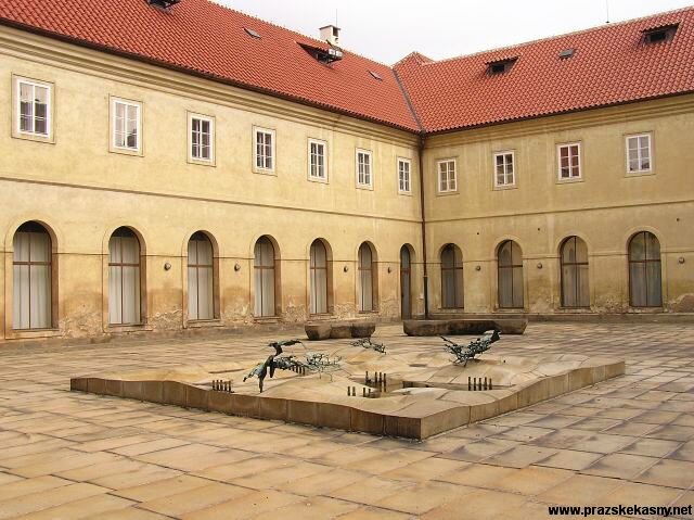 Fontána v rajském dvoře Jiřského kláštera
