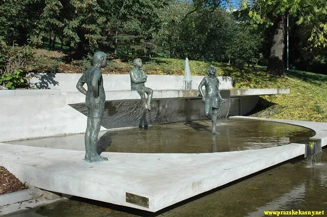 Fontána s plastikou "Tři" v parku Folimanka
