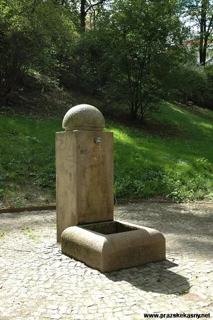 Pítko v parku na Fidlovačce
