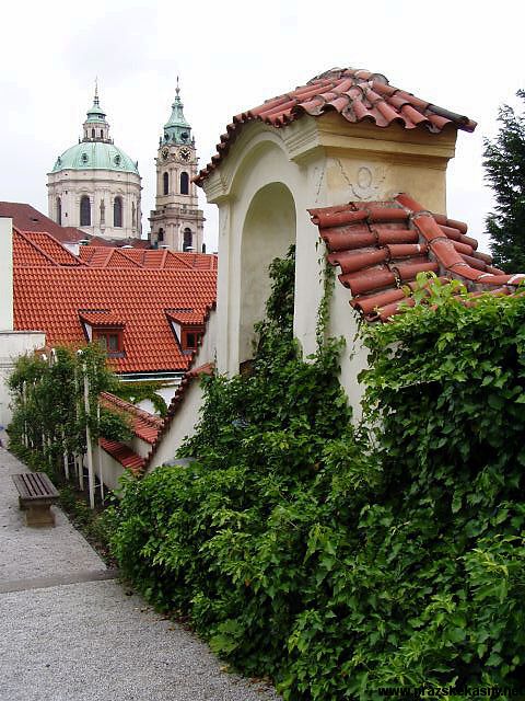 Kašna v zahradní nice u Vratislavského paláce