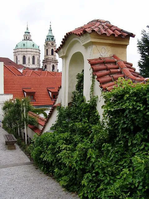 Kašna v zahradní nice u Vratislavského paláce