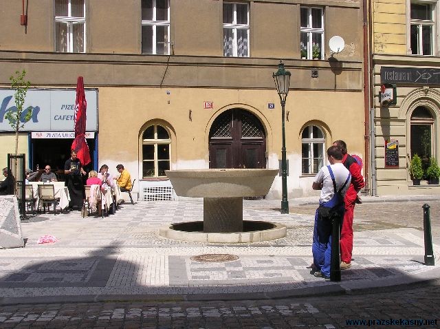 Žulová fontána u Petrské věže