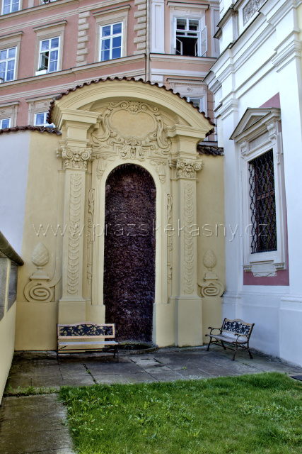 Kašna v grottě ve dvoře Michnova paláce