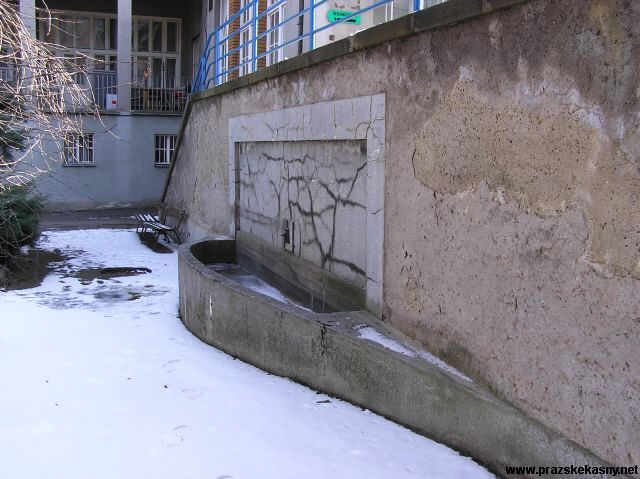 Tři kašny v areálu fakultní Thomayerovy nemocnice