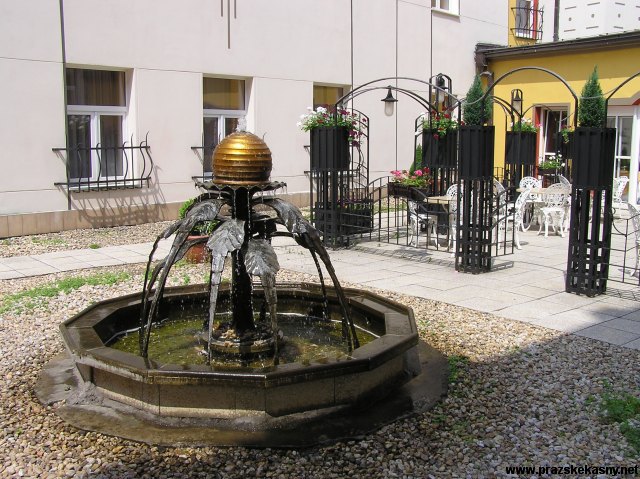 Fontána ve dvoře hotelu Meteor Plaza