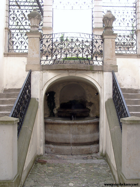 Kašna pod schody Vratislavského paláce