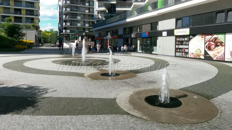 Fontána ve vnitrobloku mezi ulicemi Plaňanská a Nad Úžlabinou