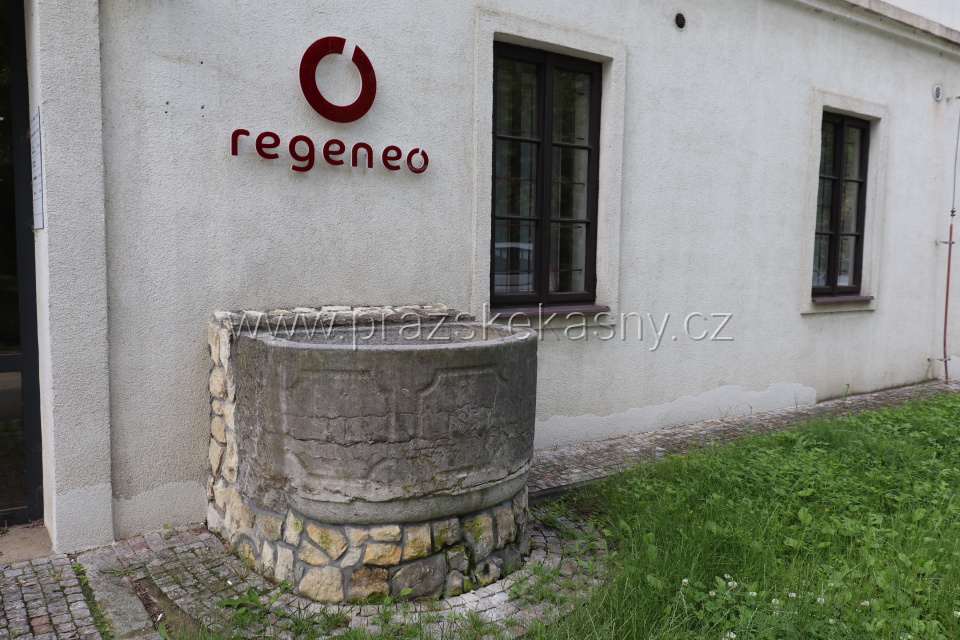 Kašna u usedlosti Ruzyně