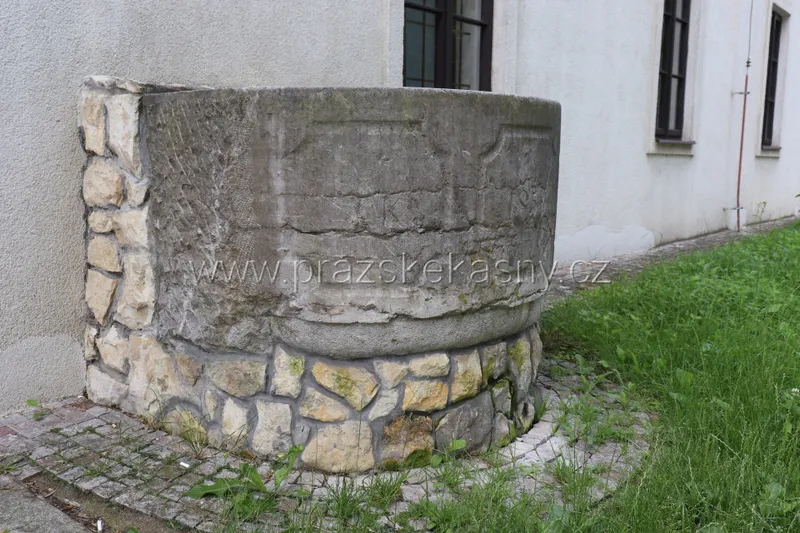 Kašna u usedlosti Ruzyně