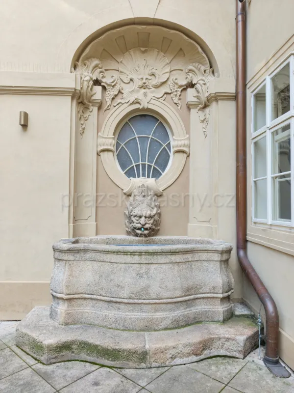 Dvě kašny ve dvoře paláce Sylva-Taroucca