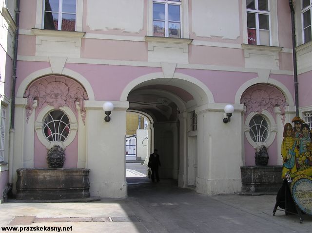 Dvě kašny ve dvoře paláce Sylva-Tarouců