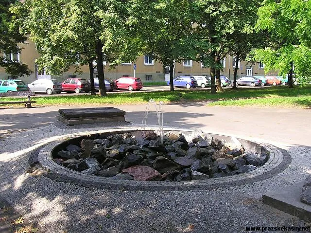 Pergola se skalkou a vodotryskem