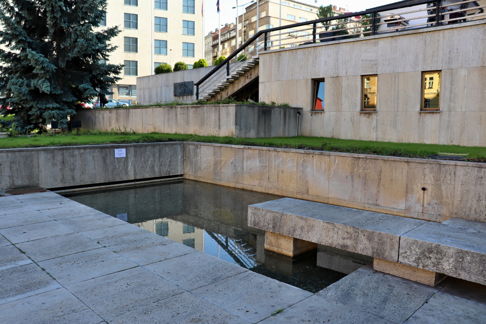 Kovová fontána před Parkhotelem