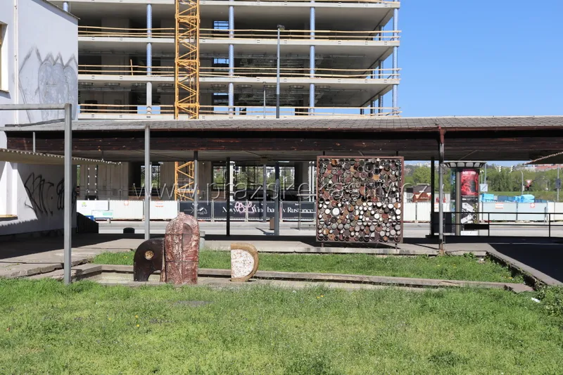 Fontána s plastikou u stanice metra Invalidovna