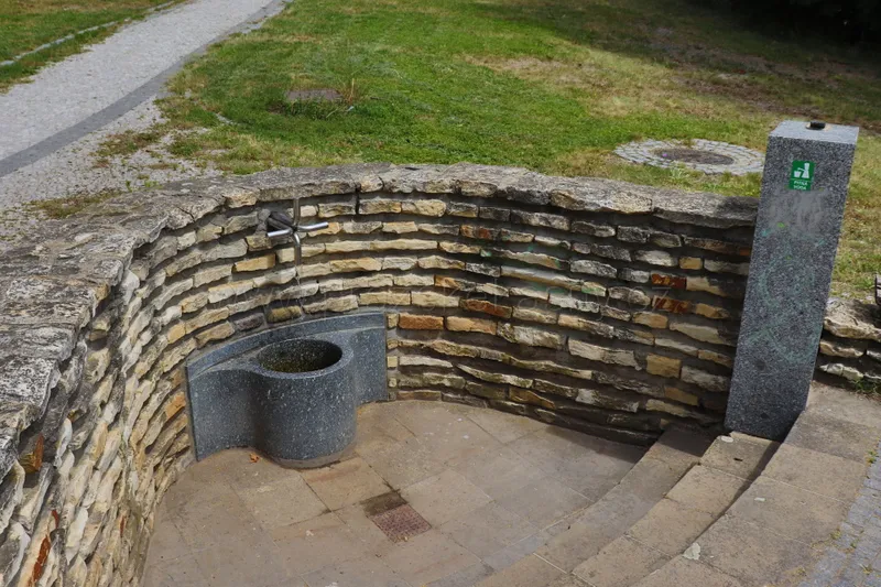 Drobná kašna u vstupu do Kinského zahrady