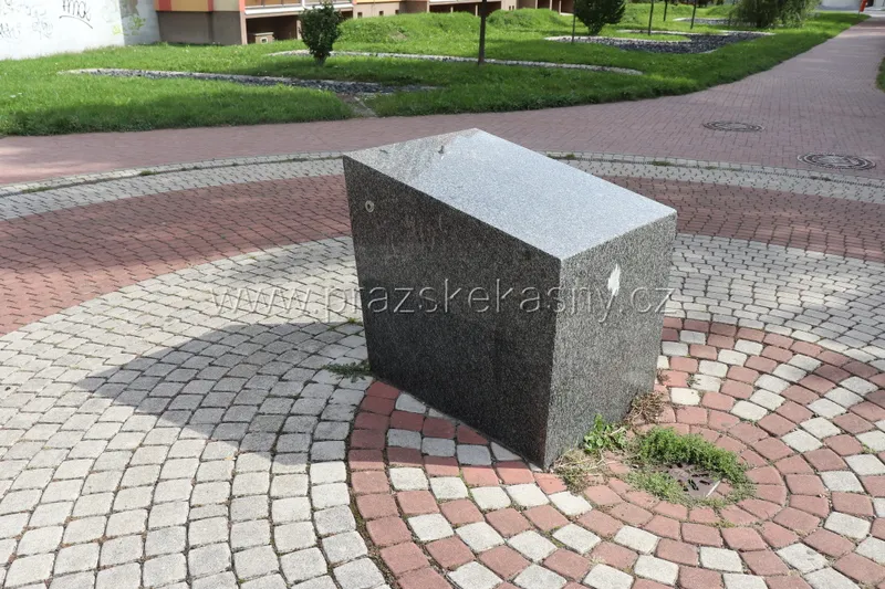 Kamenné pítko u hřiště ve Vratimovské