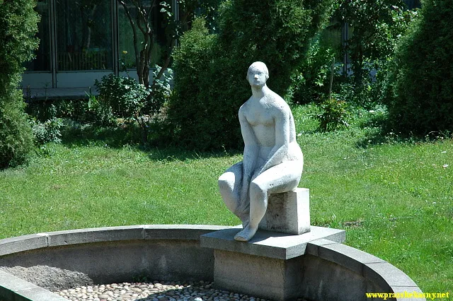 Fontána "Léto" v parku před ubytovnou