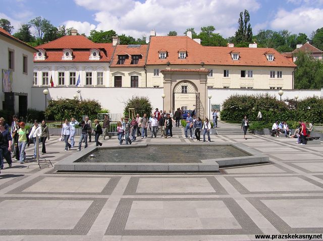 Fontána u stanice metra Malostranská