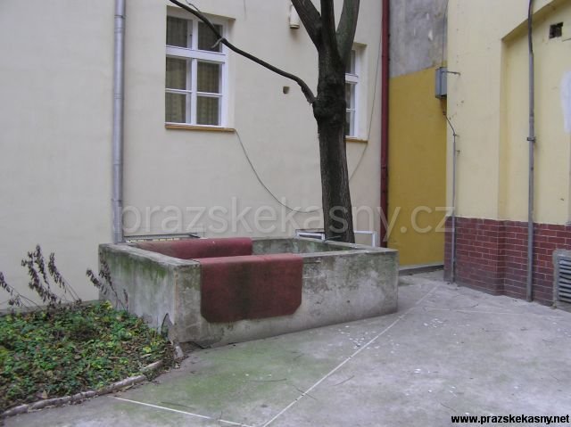 Kašna na dvoře domu školní