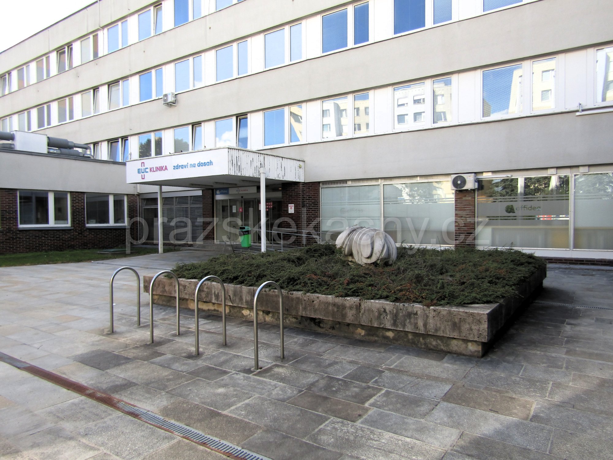 Fontána s plastikou před poliklinikou Jižní Město