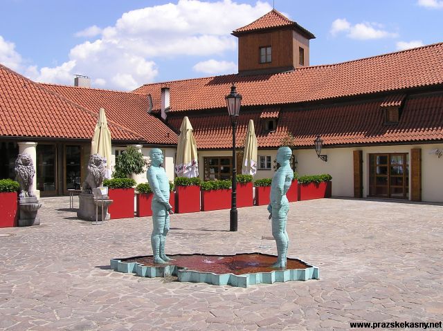 Fontána s čůrajícími postavami u Hergetovy cihelny