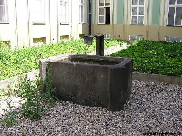 Kašna na nádvoří Paláce šlechtičen