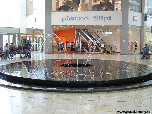 Fontána v hale nákupního centra Metropole Zličín
