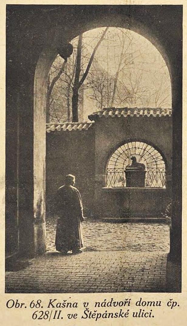 Kašna v nádvoří Aehrenthalského paláce