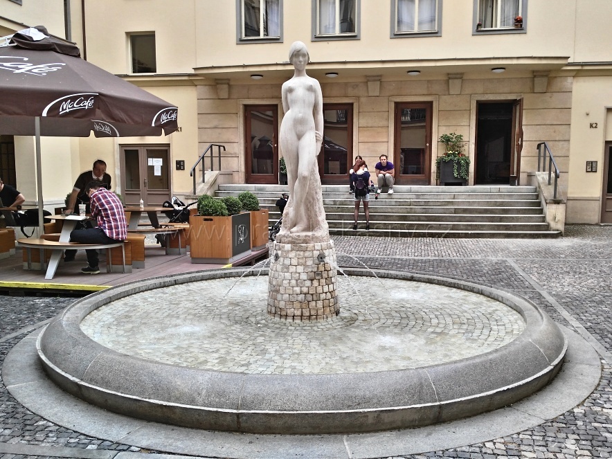 Fontána se sochou v nádvoří domu