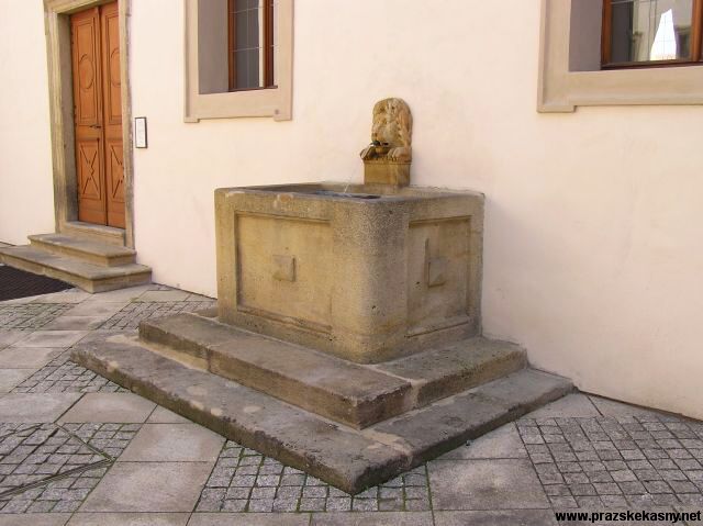 Kašna s chrličem v nádvoří Valdštejnského paláce