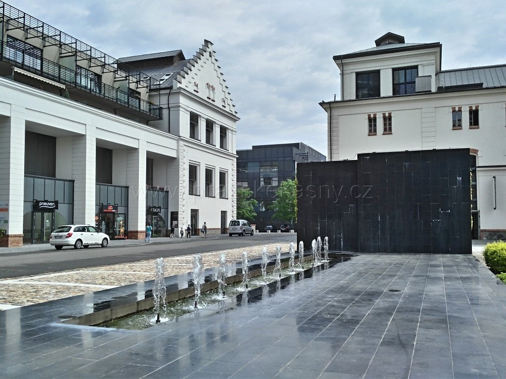 Fontána před budovou Lofts A7