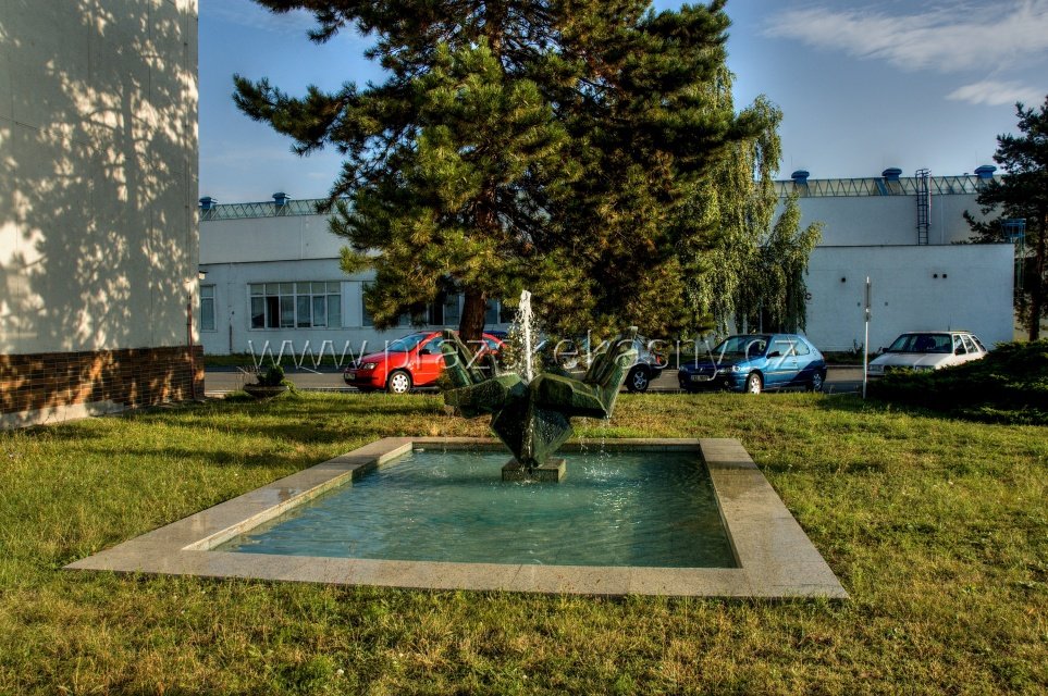 Fontána s plastikou v areálu PVK