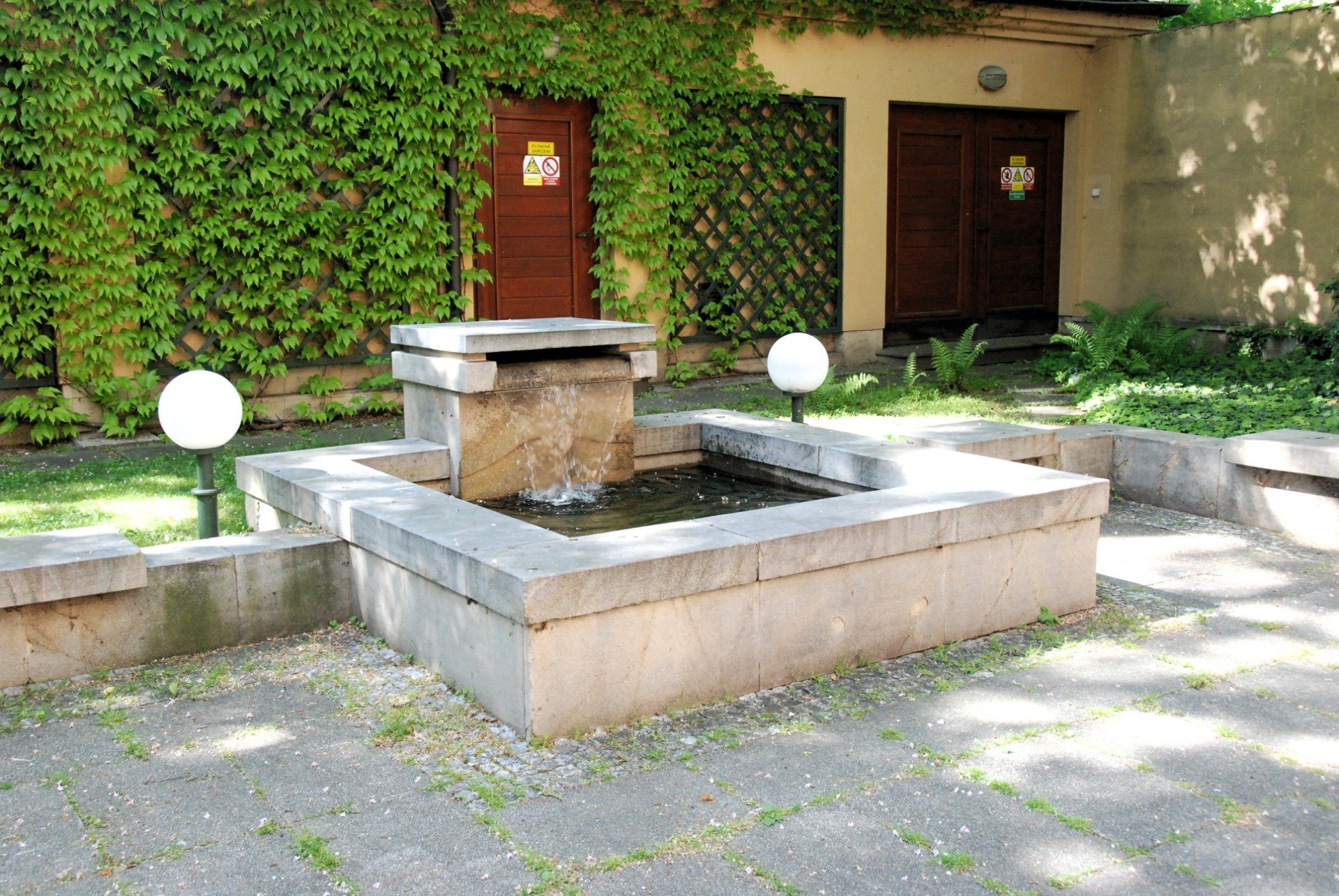 Fontána v parteru Lichtenštejnského paláce
