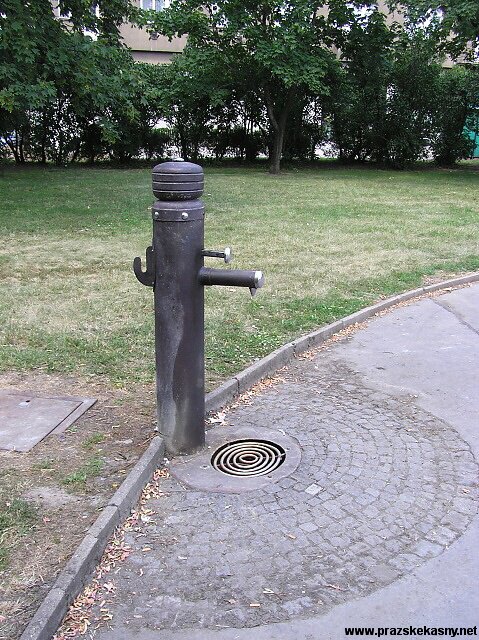 Litinové pítko u nákladového nádraží