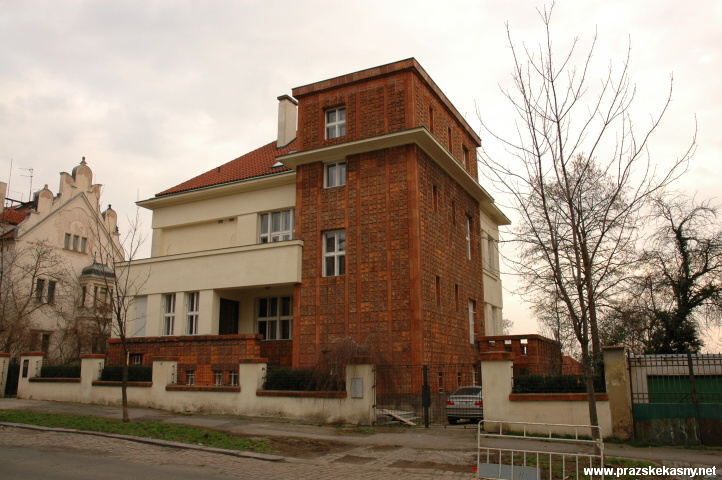 Kašna a fontána v zahradě domu Dykova