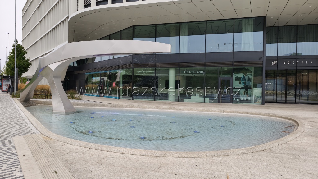 Fontána před budovou Roztyly Plaza