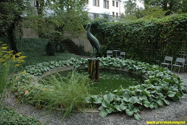 Kašna v zahradě Šternberského paláce