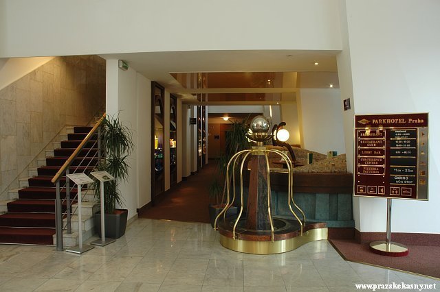 Interiérová fontána v recepci Parkhotelu (Mama Shelter)